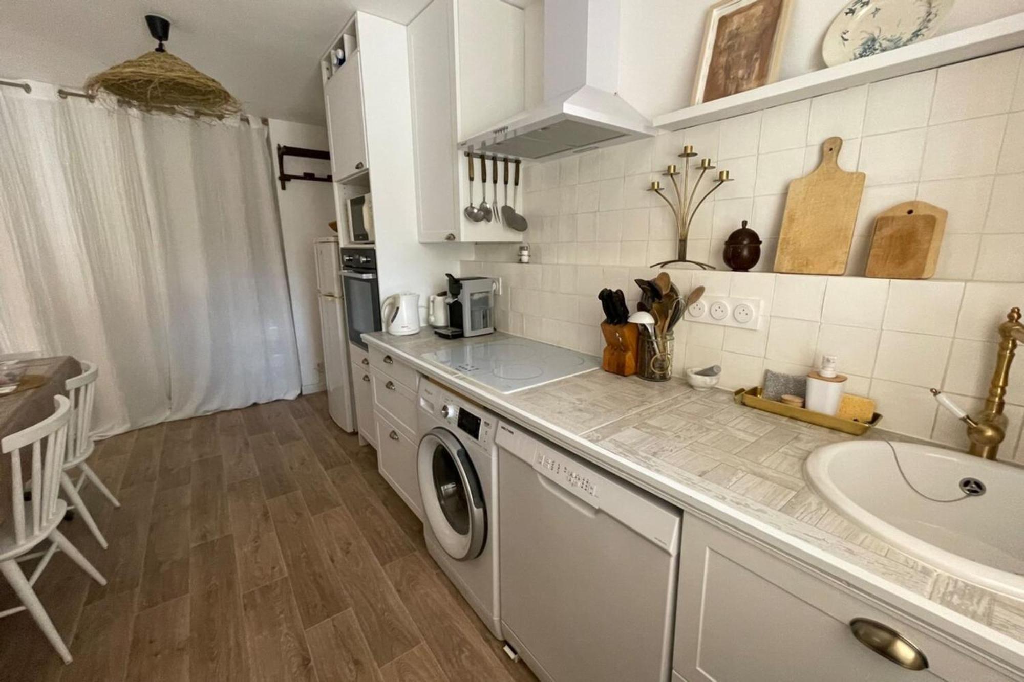 Charming Air-Conditioned One-Bedroom 150M From Cavaliere Beach Apartment *