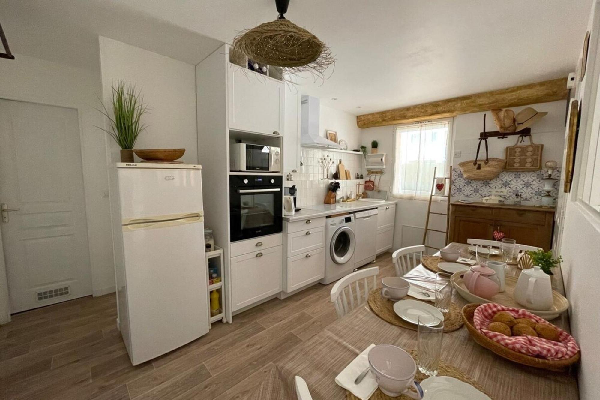 Charming Air-Conditioned One-Bedroom 150M From Cavaliere Beach Apartment
