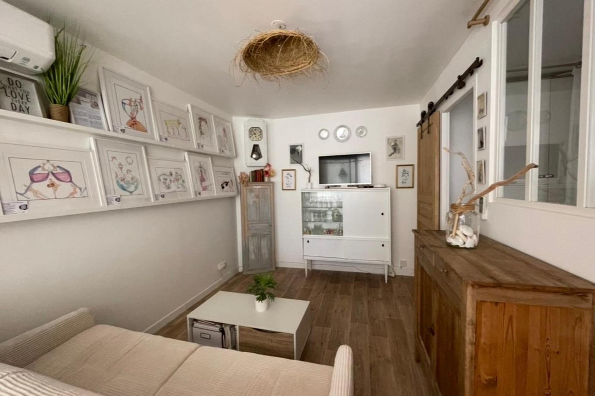 Charming Air-Conditioned One-Bedroom 150M From Cavaliere Beach *